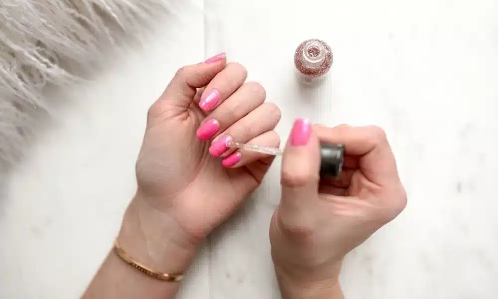 Przedłużanie paznokci – jak profesjonalnie wykonać je w domu?