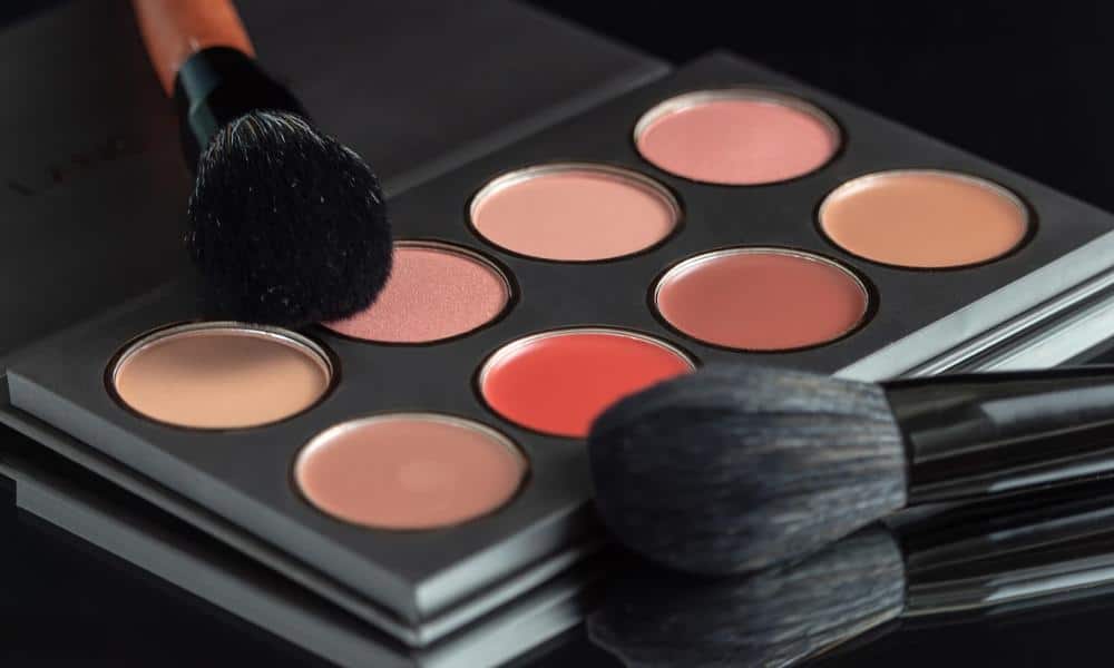 Makijaż minimalistyczny na różne okazje – jak podkreślić naturalne piękno?