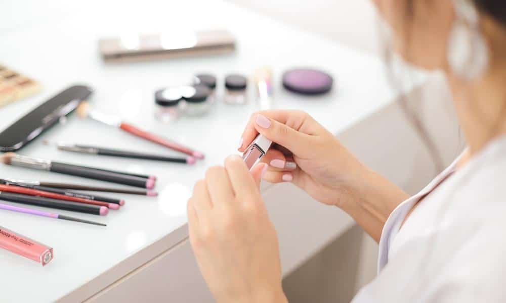 Jak poprawnie malować oczy? Praktyczny przewodnik krok po kroku