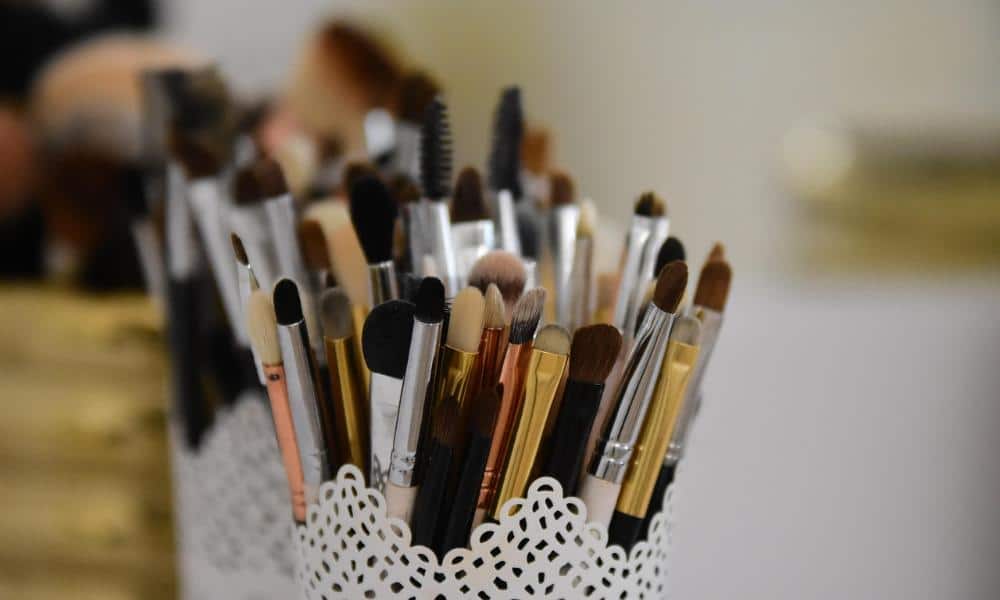 Jak dobrać kolory w minimalistycznym makijażu?