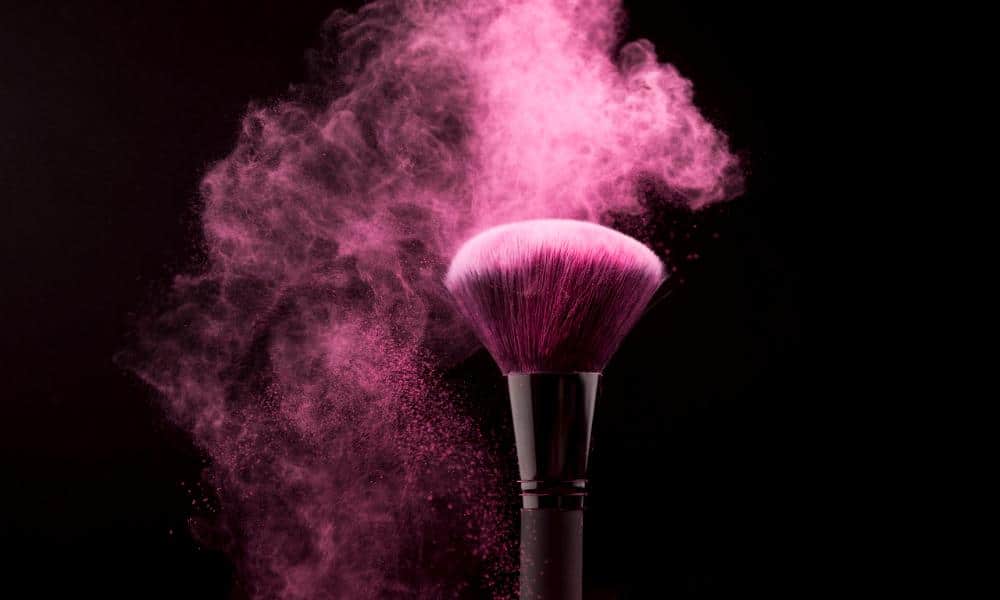 Czym różni się makijaż minimalistyczny od klasycznego?