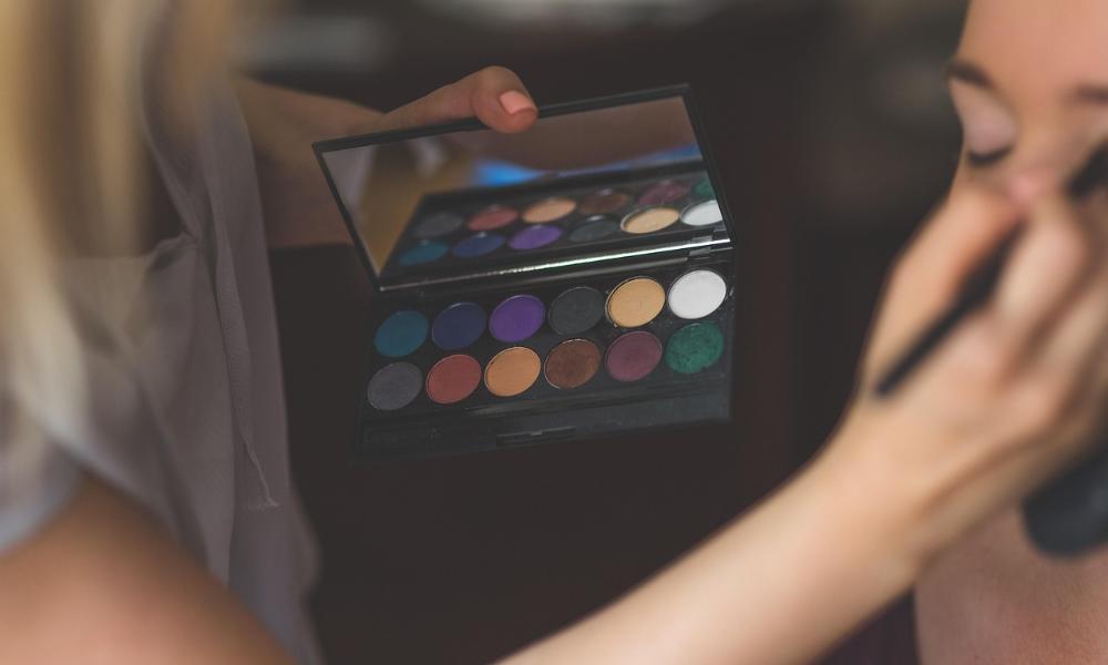 Jak zrobić makijaż minimalistyczny krok po kroku?