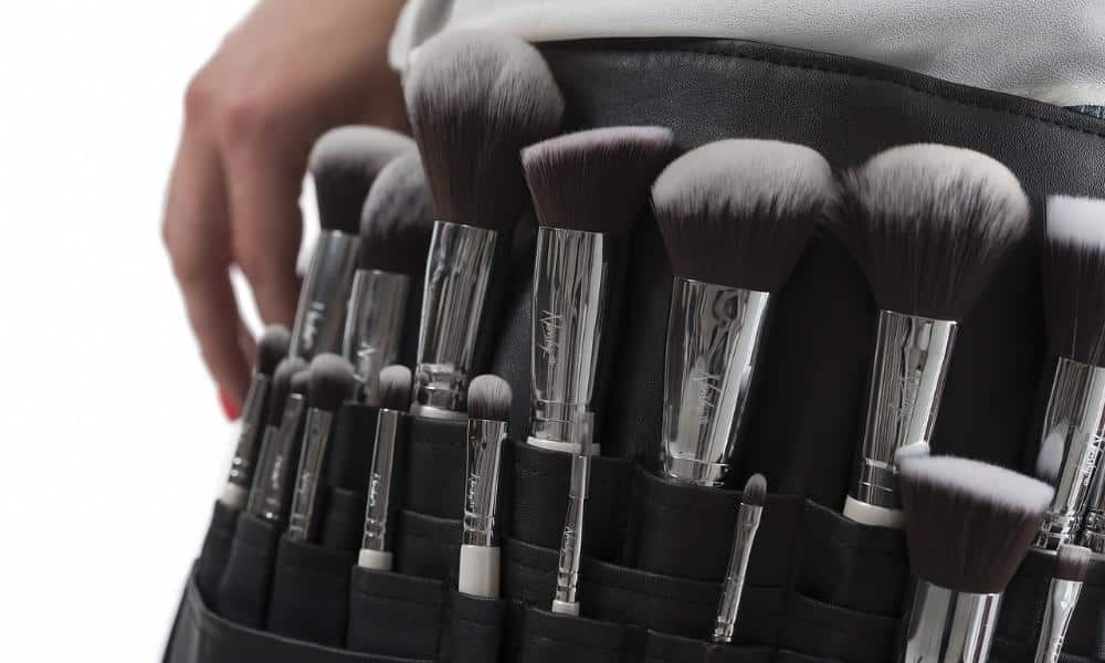 Czy makijaż minimalistyczny pasuje na wieczór?