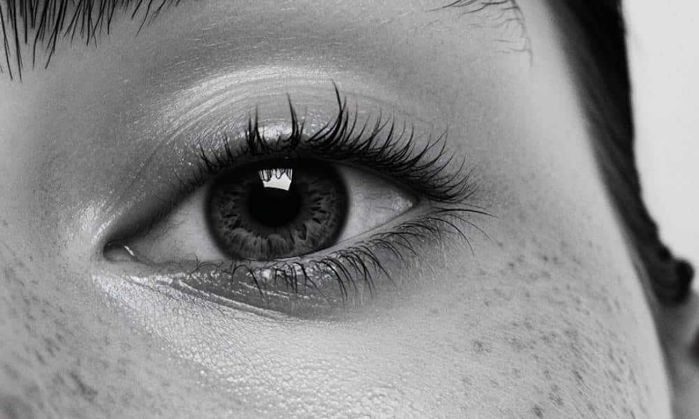 Zmęczone spojrzenie? Odkryj, jak dieta wpływa na cienie pod oczami i odzyskaj blask!