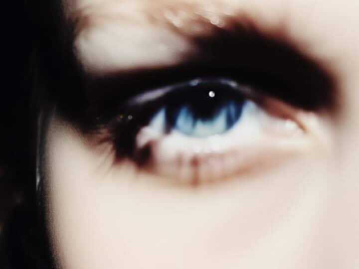 Cienie pod oczami? Poznaj sekret makijażystów i odzyskaj świeże spojrzenie w 5 minut!