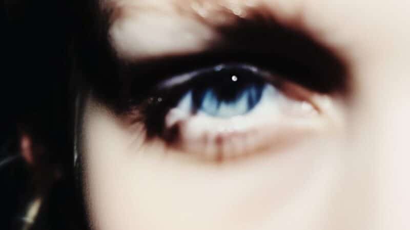 Cienie pod oczami? Poznaj sekret makijażystów i odzyskaj świeże spojrzenie w 5 minut!