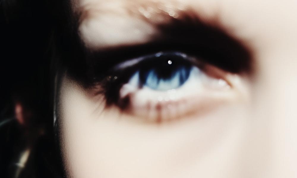 Cienie pod oczami? Poznaj sekret makijażystów i odzyskaj świeże spojrzenie w 5 minut!